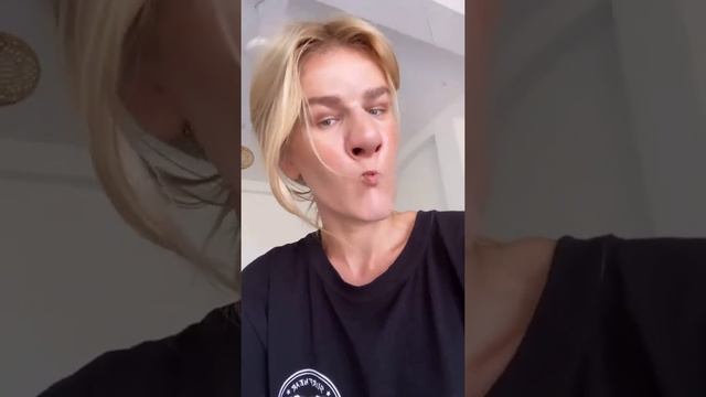 - У вас тоже каждое утро вот эта вот история: "А чем будем завтракать?"... 😂 смотреть онлайн
