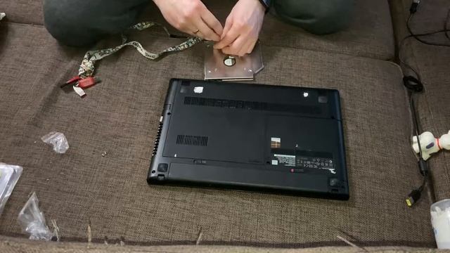Замена жесткого диска в ноутбуке на SSD и добавление памяти с помощью привода смотреть онлайн