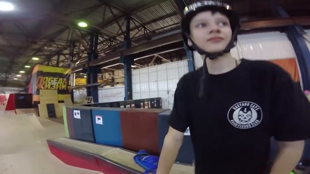 GAME OF SCOOT С ПАЦАНАМИ В СКЕЙТ ПАРКЕ! смотреть онлайн