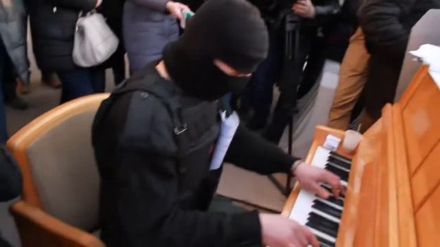 Пианист в маске дорвался до пианино в Харькове 28 02 2014 смотреть онлайн