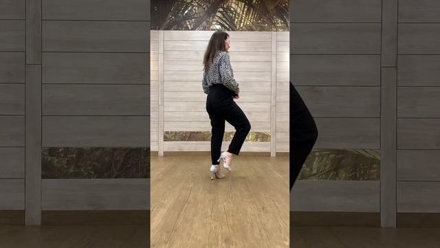 Больше фишек в онлайн курсе?Ссылка в комментариях #kizomba #urbankiz #ladystyle #танцы #shortsdance смотреть онлайн