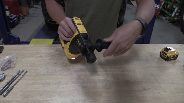DEWALT XTREME 12V MAX Brushless 9/16" SDS PLUS Rotary Hammer Review DCH072B смотреть онлайн