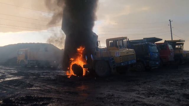 Белаз горит.