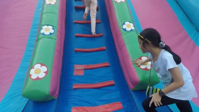 Огромный Батут Миньон В Таиланде! Big Kids Playground Despicable Me! смотреть онлайн