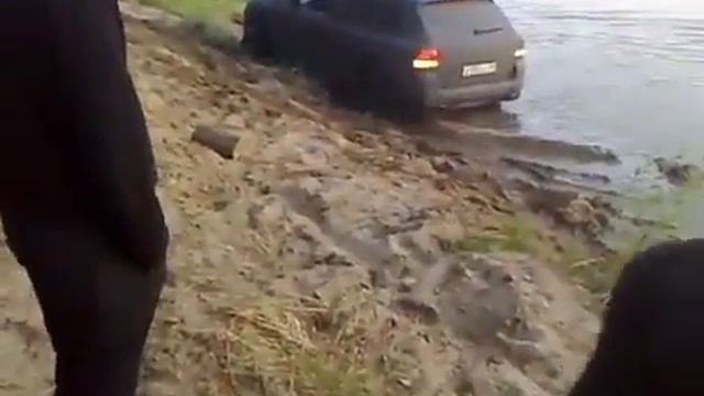 Застрял на Porsche Cayenne и разорвал колесо смотреть онлайн
