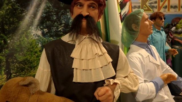 Рома встретил БАБУ ЯГУ в реальной ЖИЗНИ? Дети отправились в ДОМ восковых фигур! Рома ВЛОГ смотреть онлайн