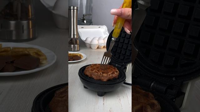 Вафли «BOUNTY» в мини-вафельнице Valben. Рецепт в комментариях смотреть онлайн