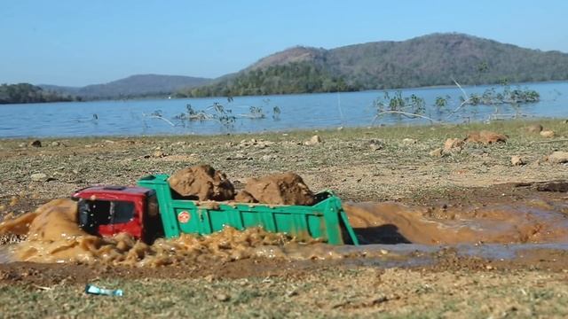 Самосвал Scania застрял в яме смотреть онлайн