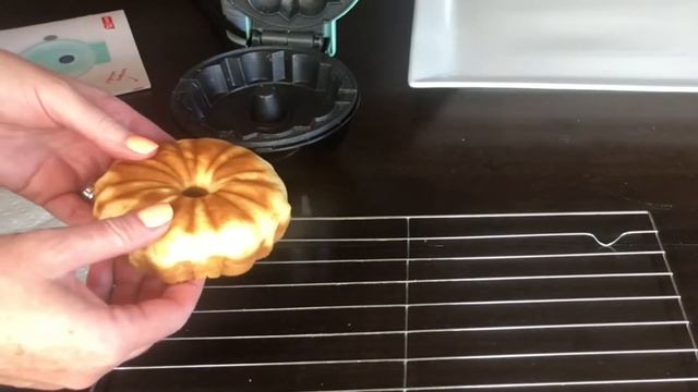 DASH Mini Bundt Maker Review смотреть онлайн