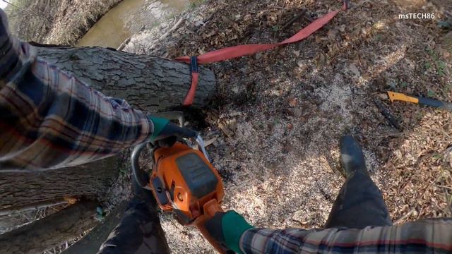 Manual Removing A Fallen And Hanging Tree From The River Bank - Chest Cam смотреть онлайн