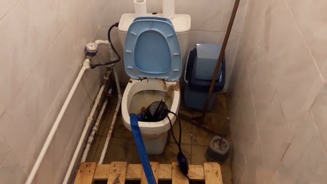 Фонтан из унитаза. Испытание насоса смотреть онлайн