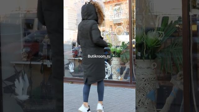 Зеленый стильный пуховик с натуральным мехом цвета хаки смотреть онлайн