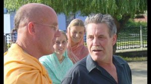 Шри Гуру - чарана - падма. Поёт: Джаядев дас. ИСККОН. (2012)