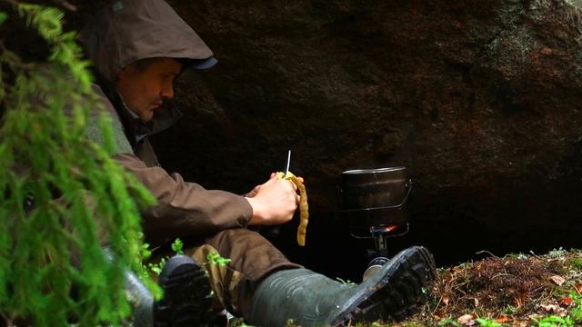 Hiking in the rain,forest shelter under a rock,army bolwer pot. смотреть онлайн