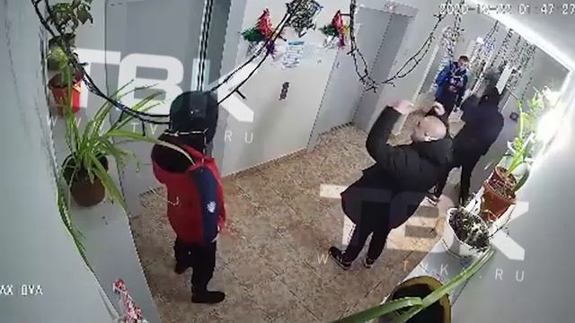 В Красноярске хулиганы украли гирлянды из подъезда смотреть онлайн