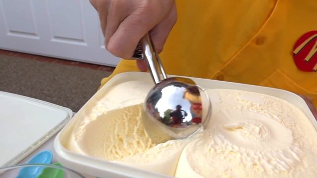 Макс и Катя покупатели у папы в Меджик МакДональдс