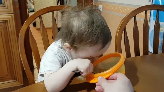Егор ест суп с тушенкой