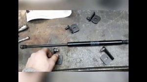 Установка амортизаторов капота на приору