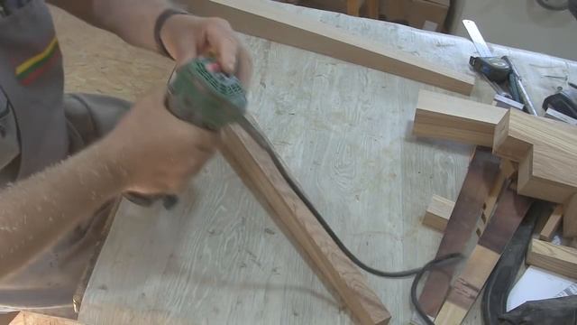 Зачем бабульке два солдатских табурета разного цвета? Two sits. смотреть онлайн