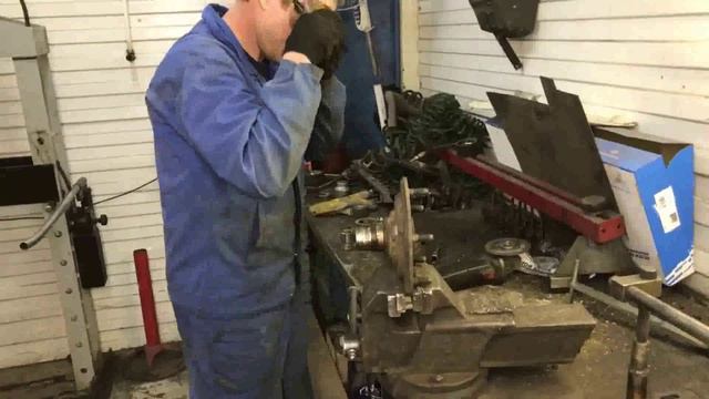 2 - Замена тормозных дисков и подшипника Форд Транзит смотреть онлайн