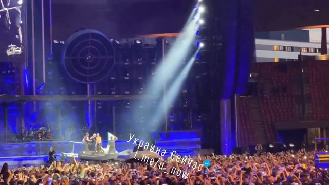 RAMMSTEIN развернули БОЛЬШОЙ ФЛАГ УКРАИНЫ на сцене во время концерте в Цюрихе💙💛 @user-zm1tu3mv4v смотреть онлайн