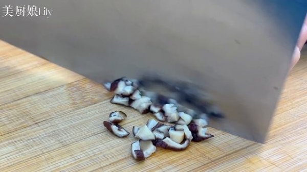 自從學會蓮藕這吃法,孩子三天兩頭點名吃,比餃子陷餅都好吃,香,【麗麗廚房】,#蓮藕虎皮肉卷的做法,#蓮藕肉卷料理,#蓮藕肉卷食譜,#家常菜,#美食,#cooking,#food,#Recipe,#肉