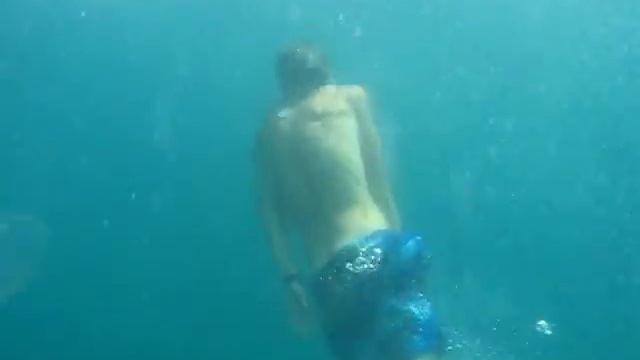 Отличный прыжок в море с горы =) смотреть онлайн