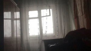 Голенький мальчик лежит