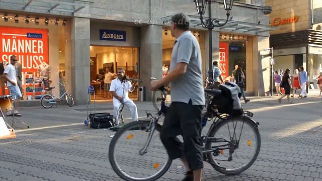Supper Happy Street Musician in Germany смотреть онлайн