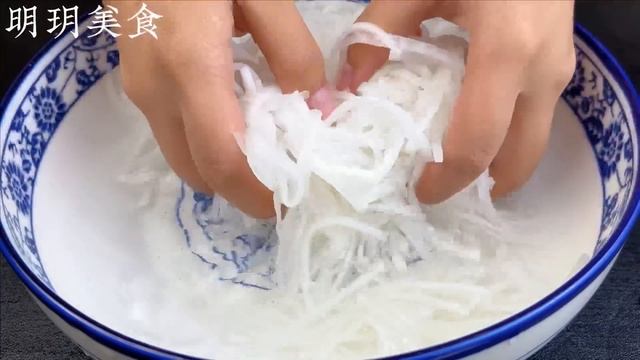 秋天我們要多吃白蘿蔔，教你一個神仙做法，不用炒不用煮，上桌全家都愛吃，❗A simple Carrot meatballs tutorial recipe❗#蘿蔔丸子教程 смотреть онлайн