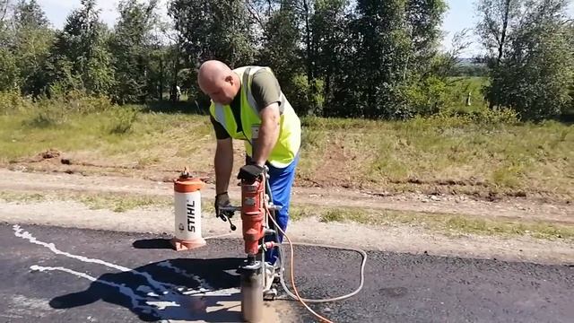 Как проверяют качество асфальта. Ремонт дороги под Вольском смотреть онлайн