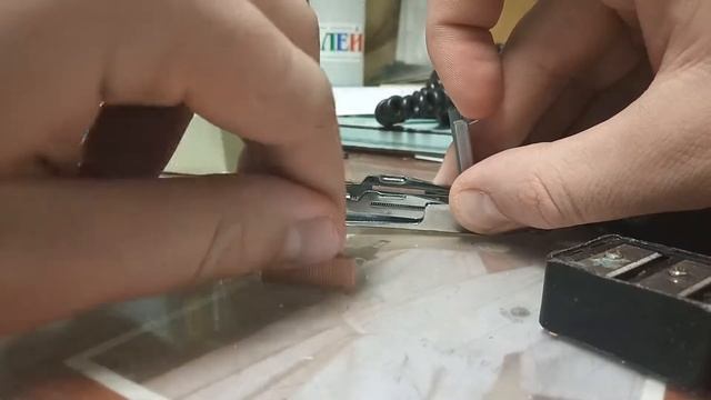 Как вставить скобы в степлер смотреть онлайн