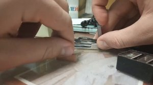 Как вставить скобы в степлер