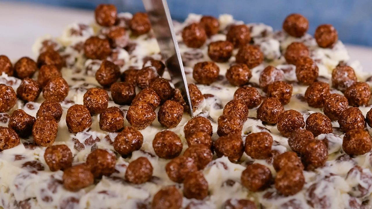 Заберите у детей шоколадные шарики и сделайте этот торт из 3-х ингредиентов без выпечки.