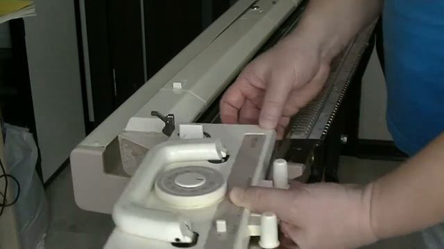 Как правильно одевать каретку на вязальную машину Brother смотреть онлайн