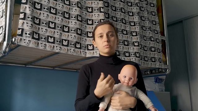 Как правильно носить новорожденного малыша? смотреть онлайн