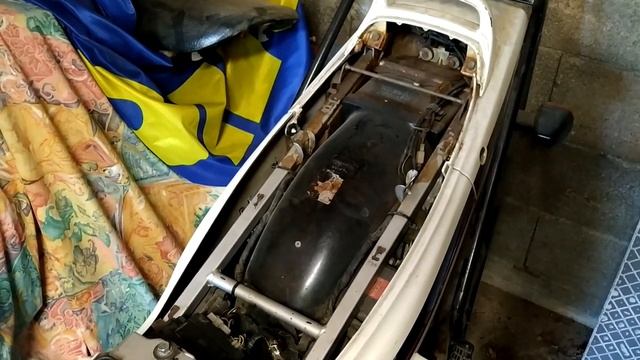 REDÉMARRAGE D'UNE MOTO APRÈS 10 ANS AU GARAGE !! смотреть онлайн