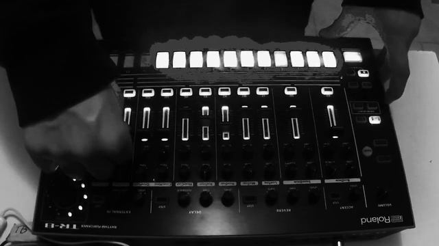 Roland - TR-8 ( techno raw session ) by Risen смотреть онлайн