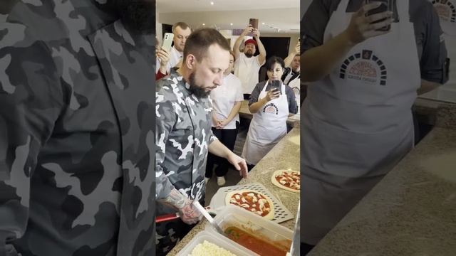 Как разместить пиццу на посадочной лопате ✔️ смотреть онлайн