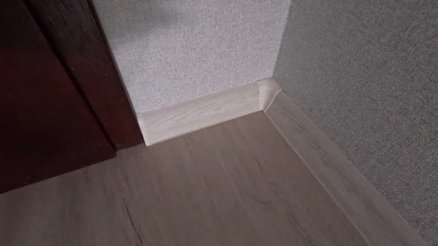 Установка плинтуса на пол своими руками. Монтаж за 5 минут смотреть онлайн