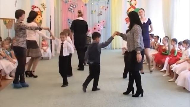 Танец с мамами на 8 марта "Мамин вальс". Подг. группа. Авторская разработка Лукашенко О. А. смотреть онлайн