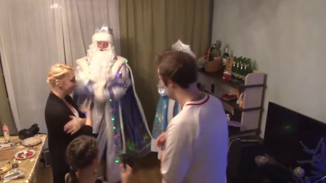 Дед Мороз проводит конкурсы и шоупредставление смотреть онлайн