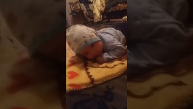Ребенок в 3 месяца началь переворачиваться смотреть онлайн