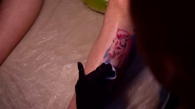 1080 Tattoo Timelapse Процесс нанесения татуировки студия Angry fox tattoo look at my horse смотреть онлайн