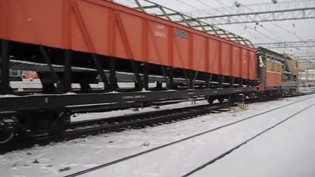 Маневровый тепловоз ЧМЭ3Т-5076 (ТЧ-2) следует со снегоуборочной машиной СМ-2 ГМ № 1495 (ПМС-332). смотреть онлайн