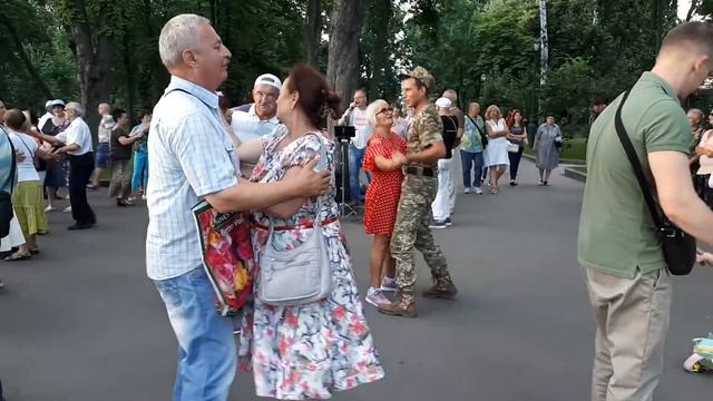 Дым сигарет с ментолом...Народные танцы,сад Шевченко,Харьков!!! смотреть онлайн