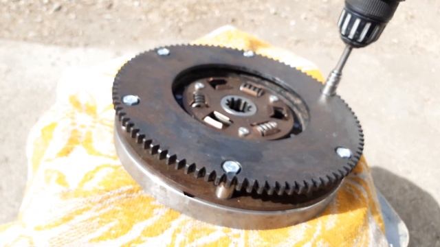 Урал ,Днепр. Болты крепления стартерного венца или верхнего диска сцепления смотреть онлайн