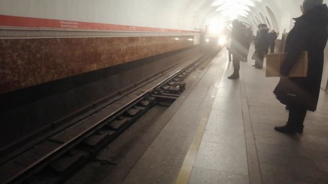 Прибытие ЕМА на Станции Площадь Восстания смотреть онлайн