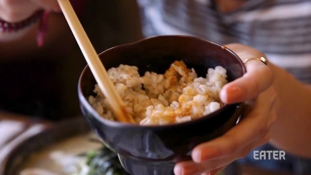 Why Everyone Waits for Hours for This Korean Knife-Cut Noodle Restaurant — Cult Following смотреть онлайн