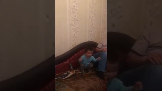 МАЛЕНЬКАЯ ДЕВУШКА ТАНЦУЕТ! смотреть онлайн